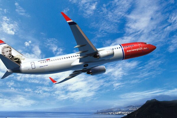 Avión volando en el hermoso cielo azul