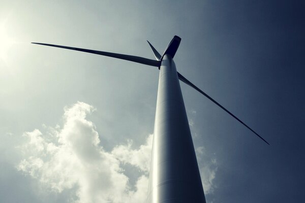 Windkraftanlage auf Himmelshintergrund mit Wolken