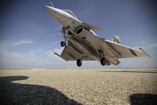 Aeródromo de aviones con armas de autodefensa