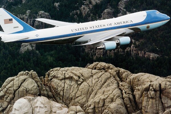 Ein Flugzeug der US-Fluglinie über dem Mount Rushmore