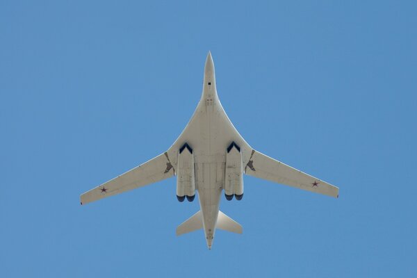 Samolot Tu-160 leci na błękitnym niebie