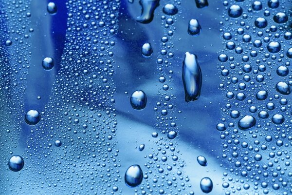 Gocce d acqua blu sul vetro