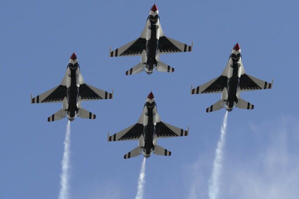 Escuadrón de cuatro aviones a reacción