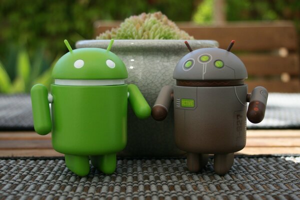 Roboty zielony i szary Android