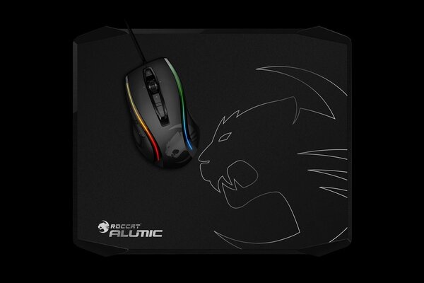 Souris de jeu sur tapis noir