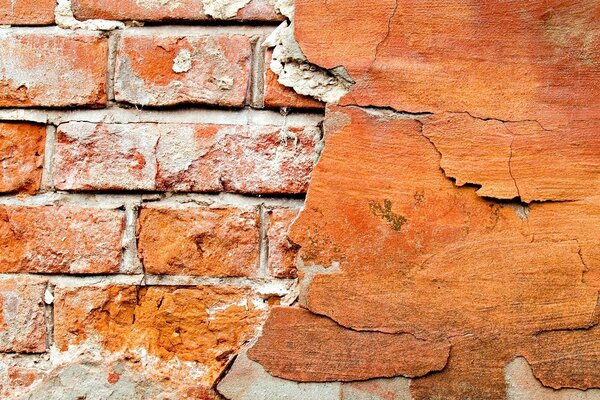 Mur de briques avec plâtre et texture de fissure