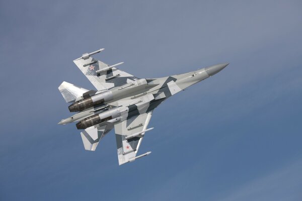 Avión de combate militar su - 35 en el aire