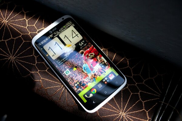 Смартфон HTC one x с операционной системой андроид