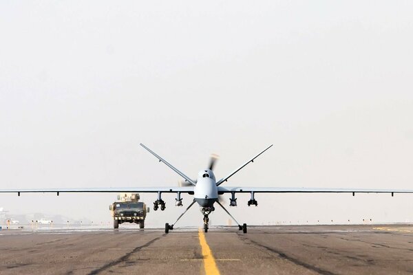 Военный самолет жнец на разгоночной полосе