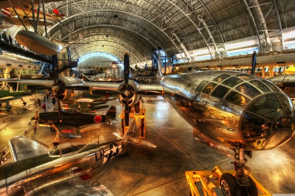 L avion a conduit dans un hangar pour l inspection technique