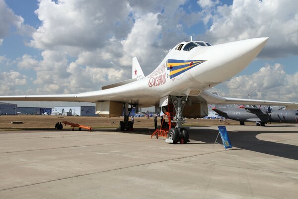 El tu-160 ruso aterriza en Moscú el 5 de marzo