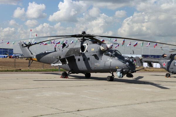 Helicóptero mi-35 en el fondo de las banderas estatales