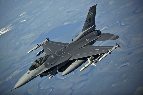 Avión militar F-16 en el fondo del Suelo desde una altura