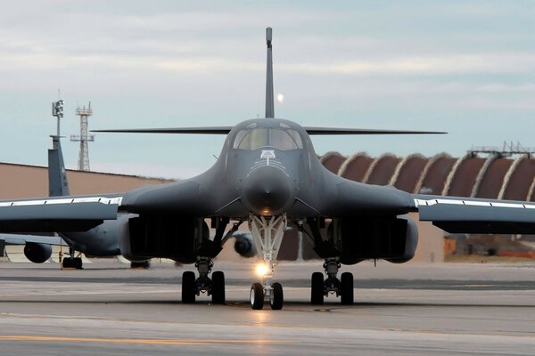 Bombardero militar en el aeropuerto militar