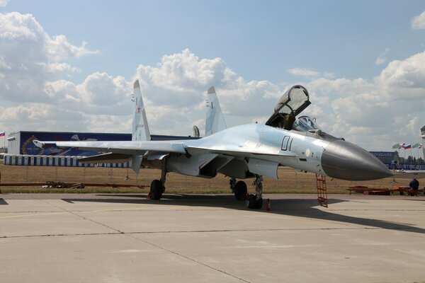 Il caccia Su-35 riposa all aeroporto