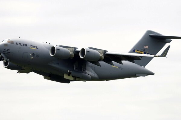 Boeing militar gris en vuelo