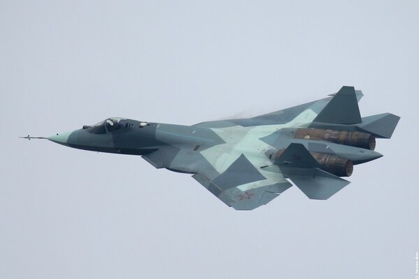 Avión militar contra el cielo