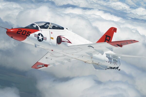 Avion militaire américain dans le ciel