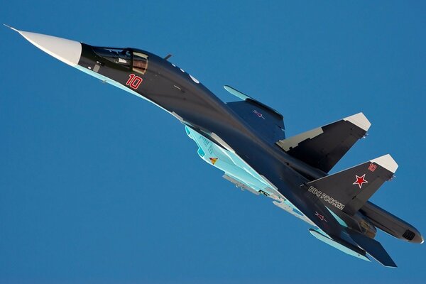 Schwarzer Su-35-Kampfjet im Flug