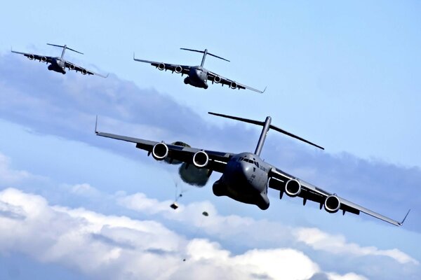 3 aviones arrojan carga en el cielo