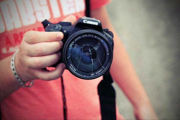 Fotografía de cámara con lente rota