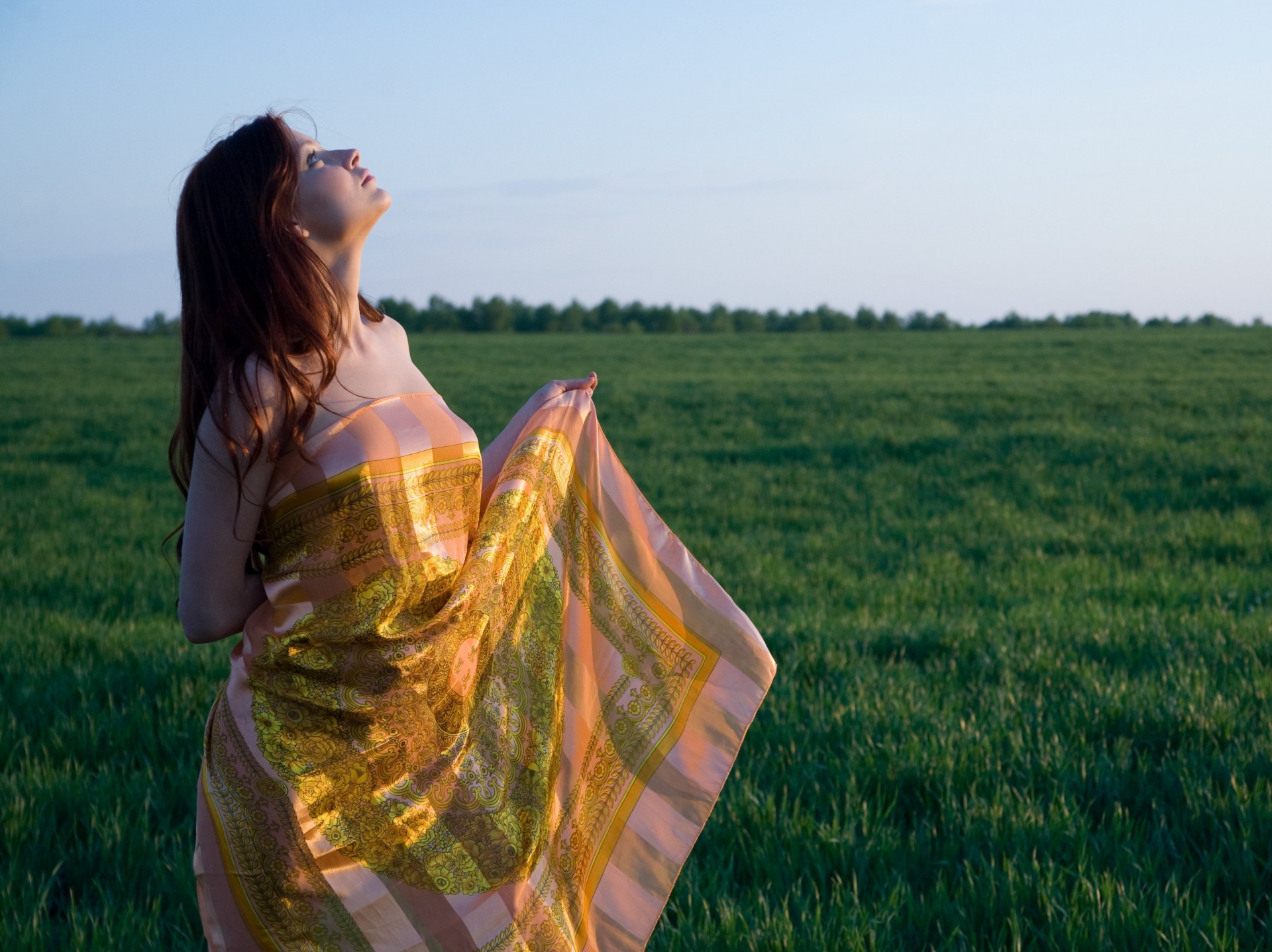 chica campo cielo vestido