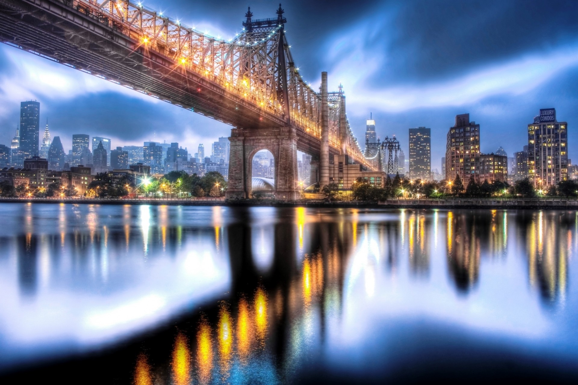 roosevelt island ciel manhattan usa east river réflexion ville bâtiment maisons lumières nuages gratte-ciel new york nuit pont de queensboro rivière