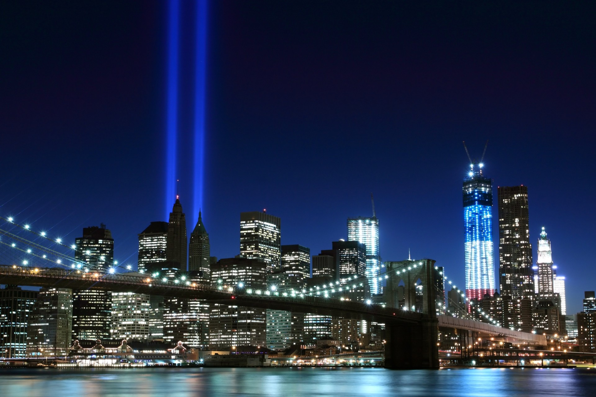 lichter east river nacht fluss brooklyn bridge new york city usa bäume wolkenkratzer stadt manhattan brooklyn licht