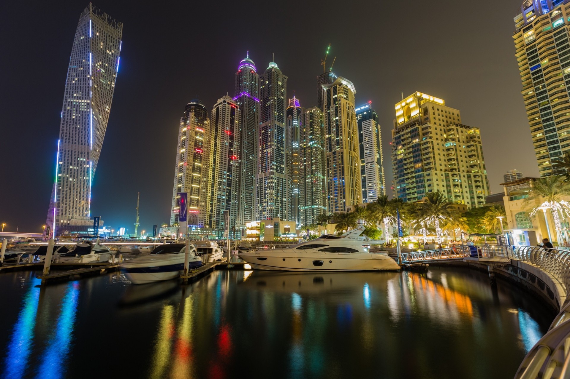 dubai bucht wolkenkratzer vae gebäude nachtstadt dubai marina pier uferpromenade