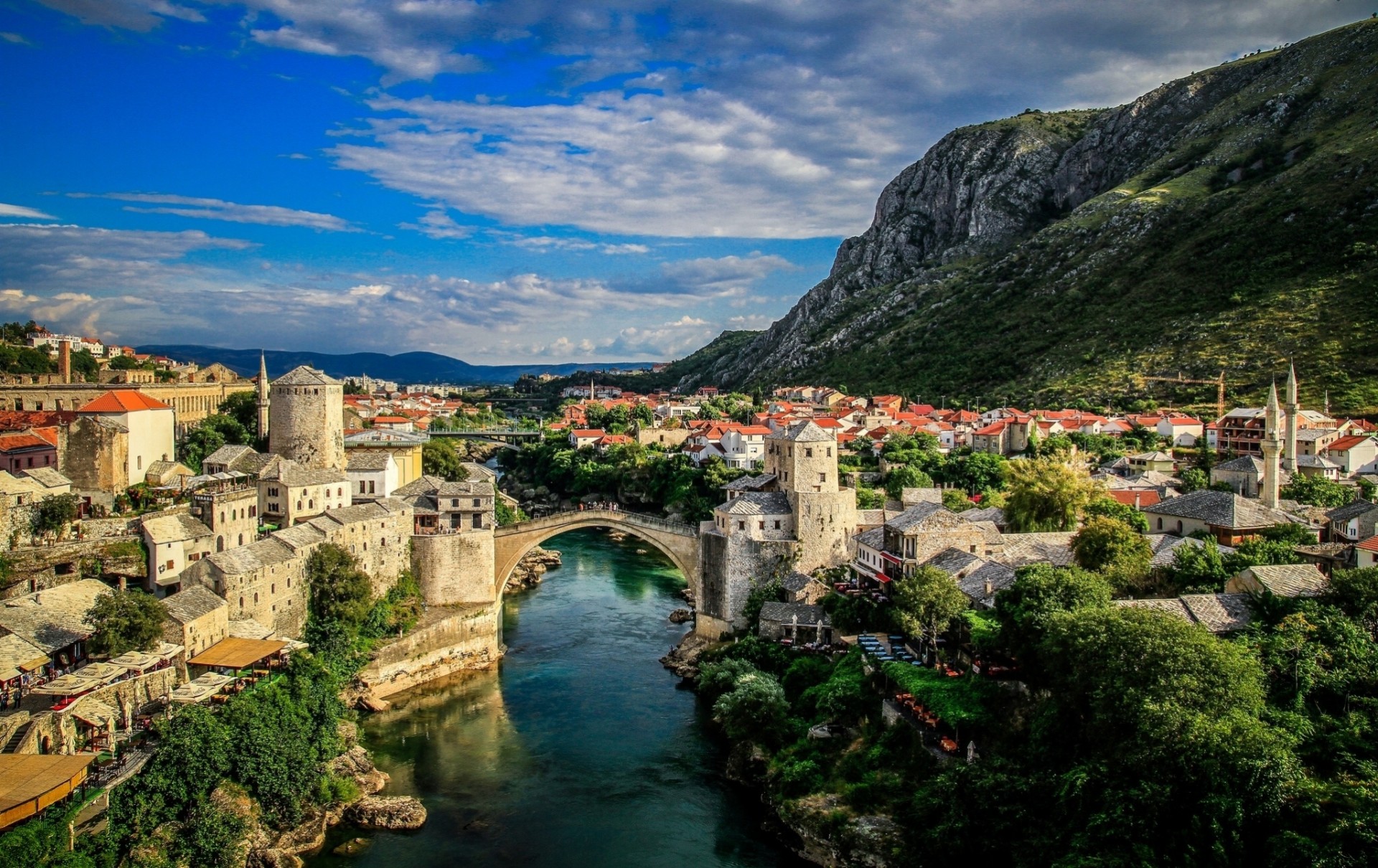 bosnien und herzegowina alte brücke landschaft fluss brücke panorama fluss neretva berge mostar