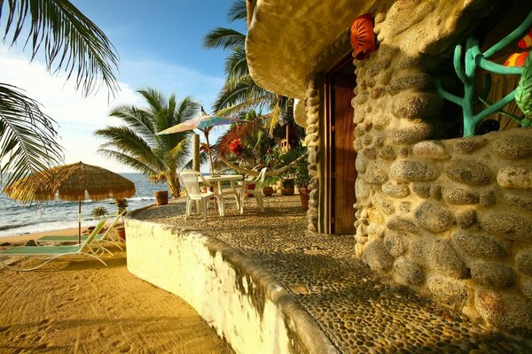 Maison en pierre sur la plage de sable