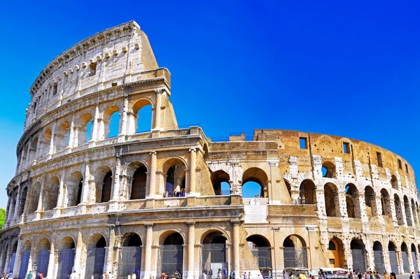 Italienisches Kolosseum auf blauem Himmelshintergrund