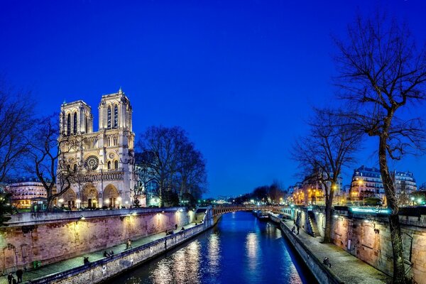 Río Sena por la noche en Francia