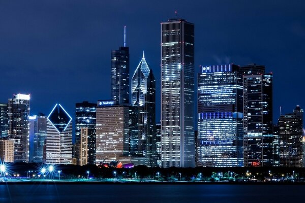 Luce dei grattacieli urbani notturni di Chicago