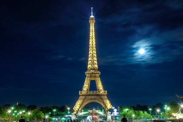 Das Wahrzeichen Frankreichs in Paris ist der Eiffelturm