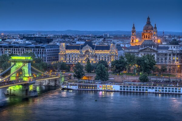 Schönes Ungarn, abendliches Budapest