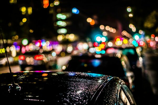 Lichter der Nachtstadt im Stau nach Regen