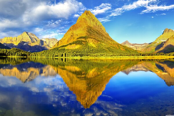 Lago en las montañas de Montana. Paisaje con reflejo en el lago