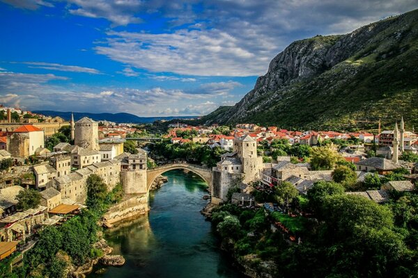 Vieux pont sur fond de paysage de montagne