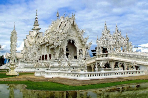 Temple thaïlandais sur fond de ciel nuageux