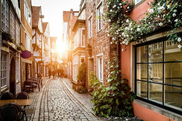 Eine enge Gasse in der Sonne