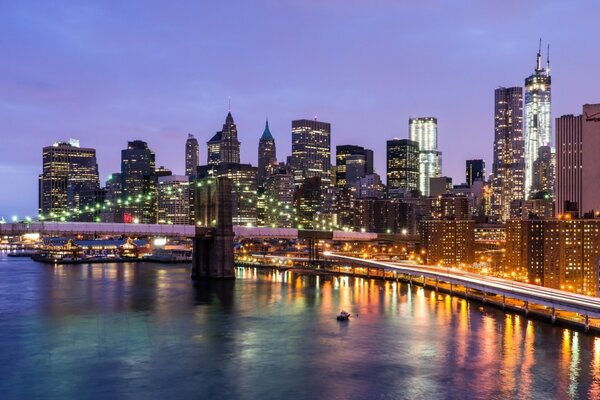 Rascacielos y un puente en las luces de Estados Unidos