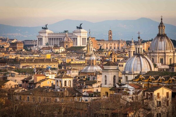 Panorama di città in Italia e montagne