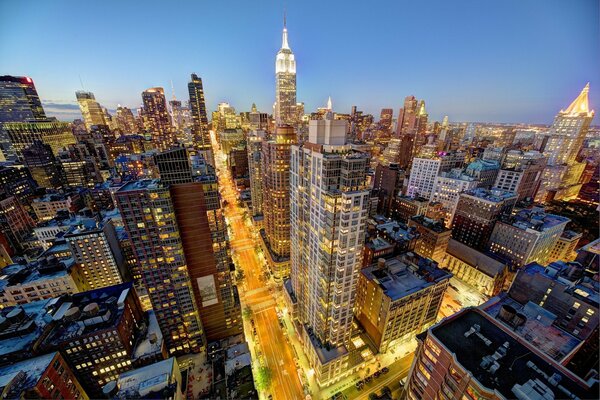 Photo de gratte-ciel de New York la nuit depuis les hauteurs