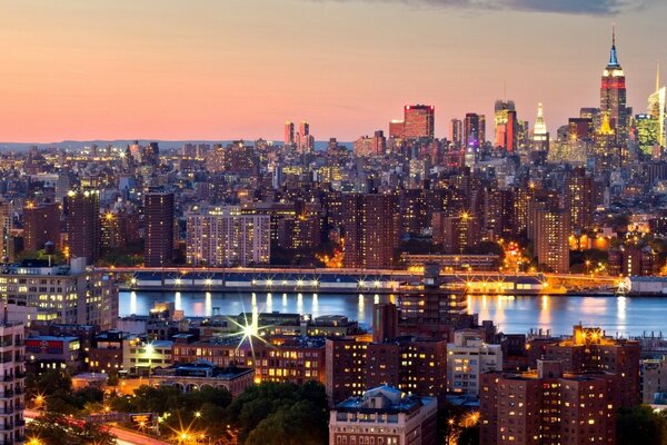 Lumières de gratte-ciel de Manhattan sur fond de coucher de soleil