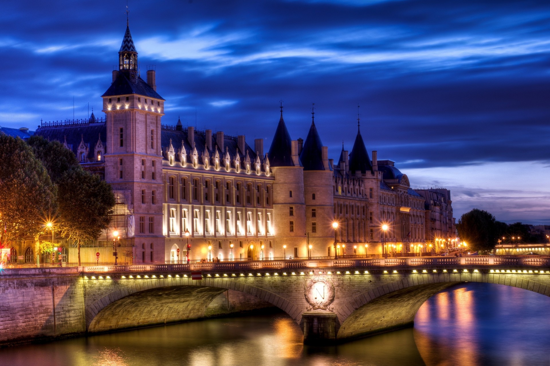 río bloqueo puente parís ciudad noche francia qatar airways conciergerie palacio de justicia luz