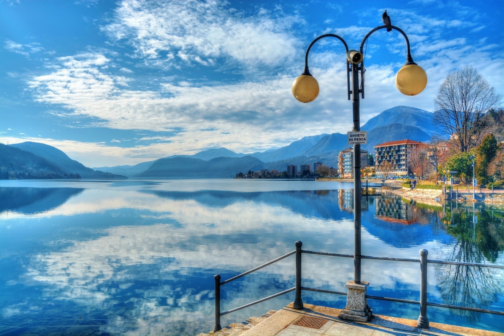 italie paysage lanterne réflexion lac orta omenia montagnes