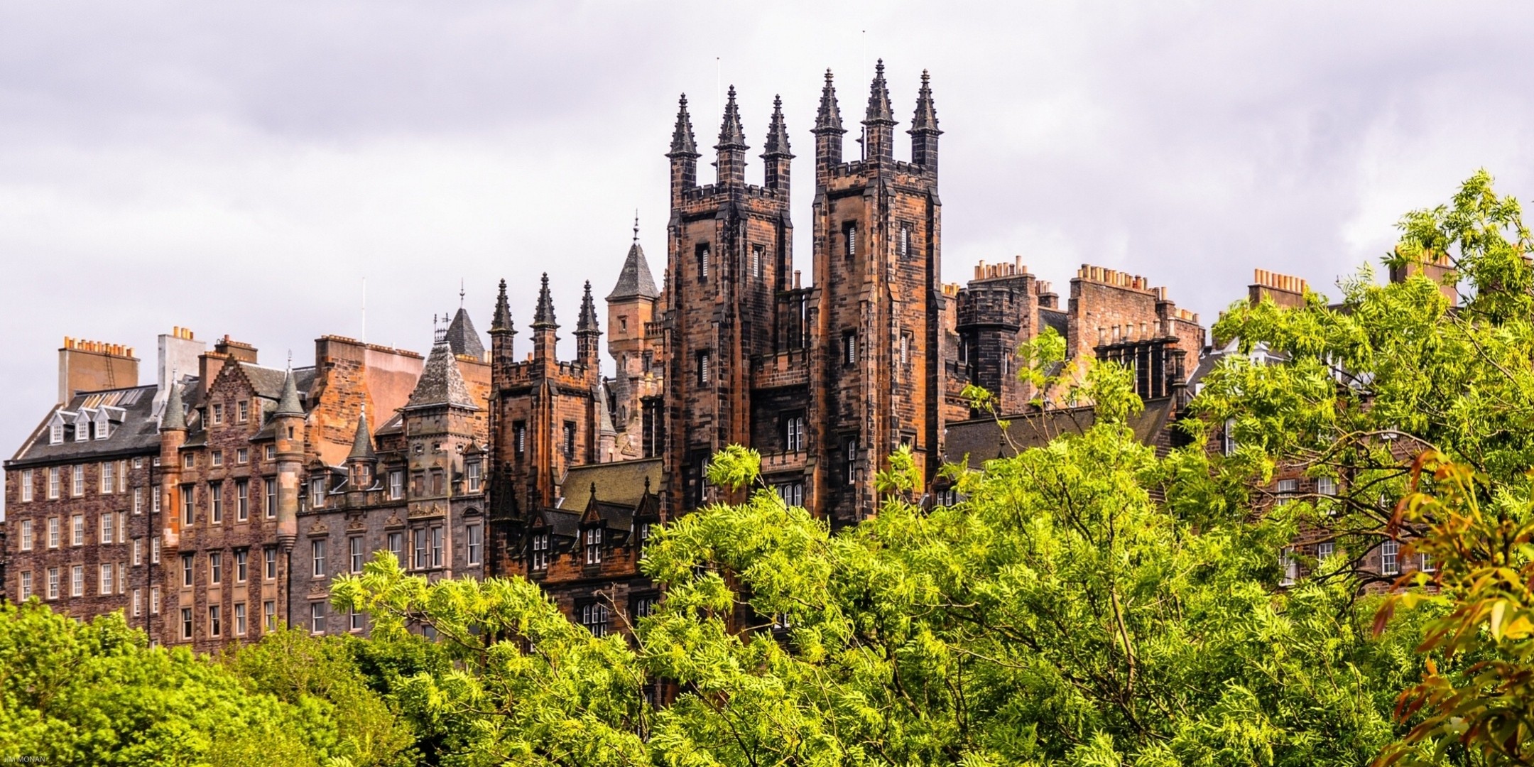 árboles edificio edimburgo escocia