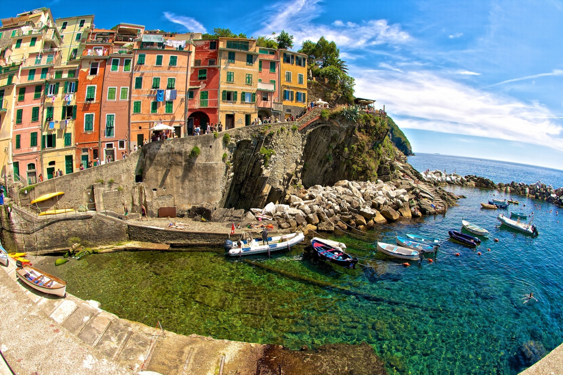 włochy riomaggiore port cinque terre morze liguryjskie łodzie