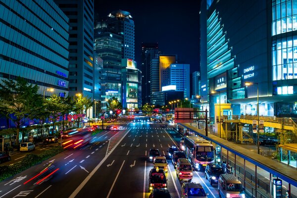 Tráfico nocturno en la ciudad de Tokio